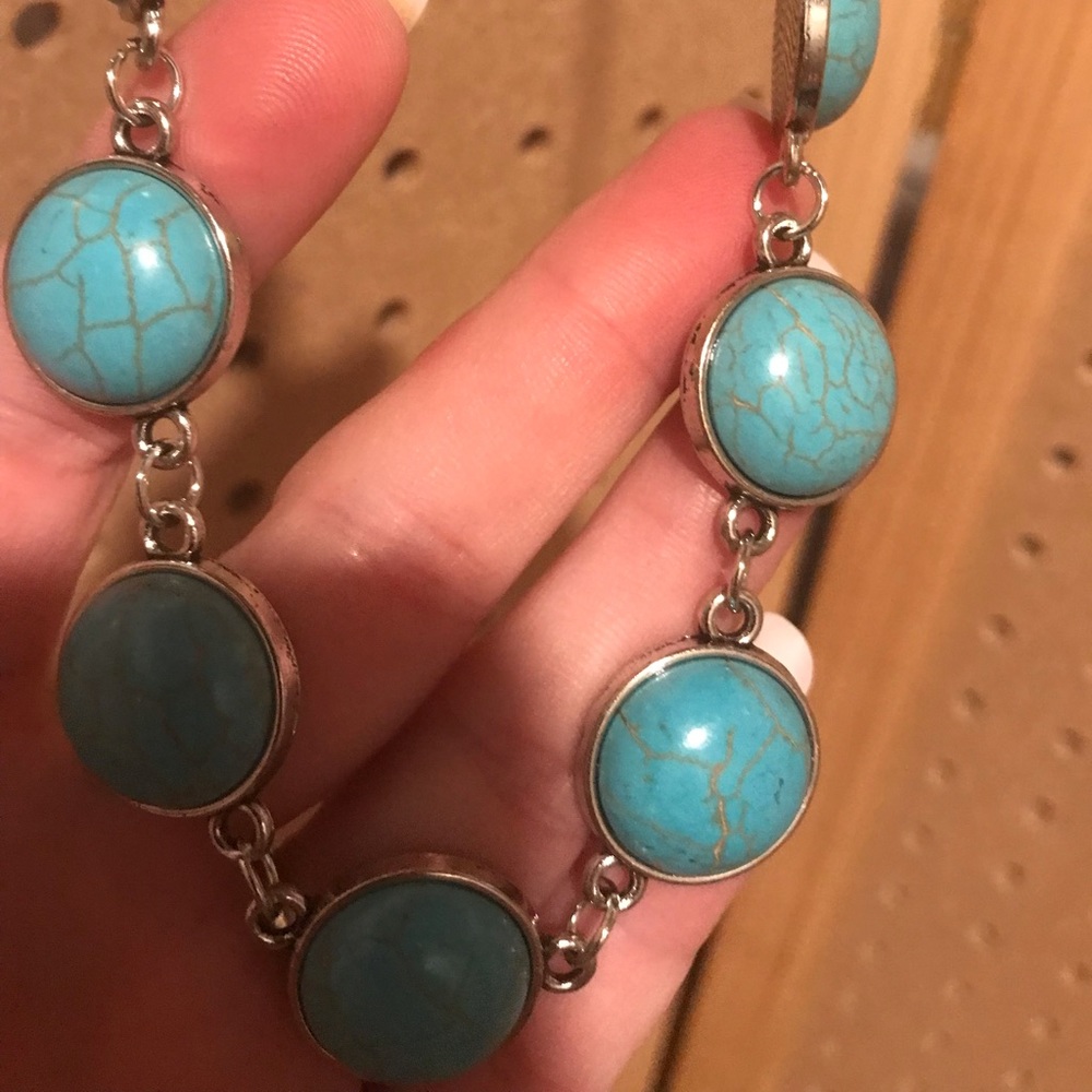 Medium turquoise crackle circular stones necklace